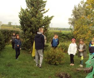 Uczniowie w gotowości do zbierania śmieci, nauczyciele przypominają sposoby segregacji śmieci.