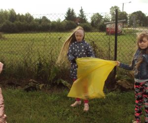 Uczennice klasy 3 rozpoczynają akcję zbiórki śmieci.