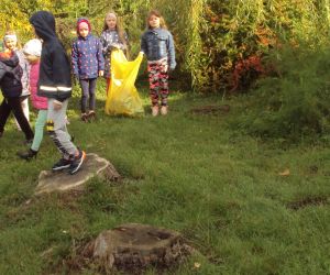 Młodsza grupa uczniów z radością włącza się do akcji, by posprzątać ,,naszą Ziemię’’