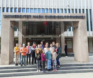 Uczniowie i opiekunowie stoją przed budynkiem Wydziału Ekonomicznego UMCS.