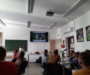 Uczniowie siedzą i oglądają prezentację