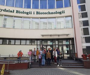 Uczniowie i nauczyciele stoją przed budynkiem Wydziału Biologii i Biotechnologii UMCS