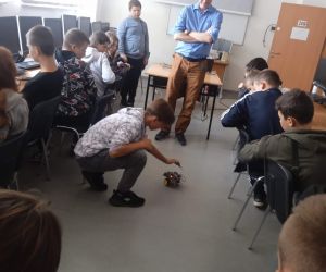Uczeń sprawdza działanie czujników ruchu w robocie edukacyjnym.