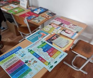 Materiały edukacyjne dotyczące chorób zakaźnych, rozłożone na stoliku