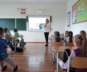 Uczniowie klas 1-3 słuchają prelekcji przedstawicielki sanepidu