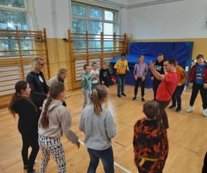 Uczniowie i nauczyciele podczas nauki kroków tańca irlandzkiego