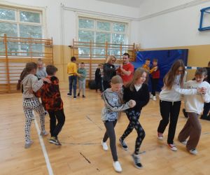 Uczniowie i nauczyciele podczas nauki kroków towarzyskiego tańca argentyńskiego