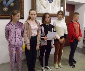 Uczennice z zarządu Samorządu Uczniowskiego przekazują informację o rozstrzygnięciu konkursu na najsympatyczniejszego chłopaka w szkole