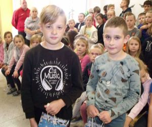 Uczniowie z klasy II i klasy IV wybrani przez uczniów jako najsympatyczniejsi chłopcy w szkole