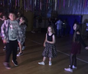 Uczniowie tańczący na dyskotece szkolnej