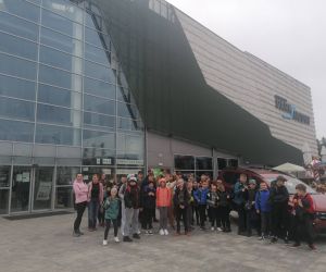 Uczniowie przed budynkiem pływalni