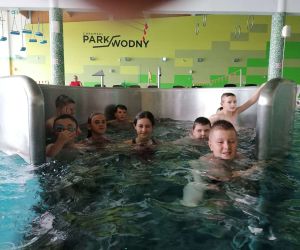 Uczniowie w basenie