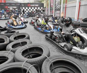 Uczniowie w gokartach