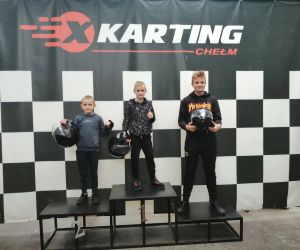 Trzech chłopców na podium