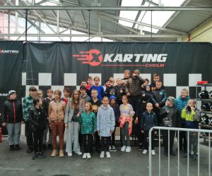 Uczniowie w hali toru kartingowego