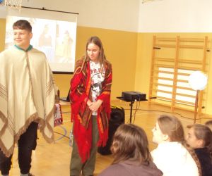 Uczniowie w tradycyjnych strojach argentyńskich.