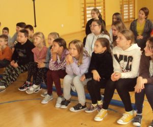 Uczniowie i nauczyciele słuchają „Opowieści o Argentynie”