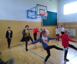 Uczniowie i nauczyciele podczas nauki tańca