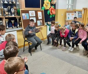 Uczeń klasy trzeciej czyta ulubioną bajkę