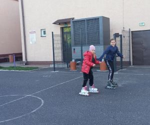 Dziewczynki jeżdżą na rolkach