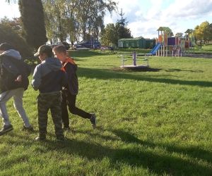 Chłopcy grają w piłkę