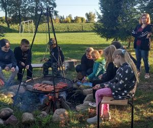 Uczniowie przy ognisku