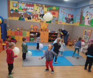 Przedszkolaki bawią się balonami