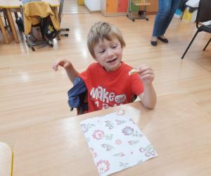 Chłopiec spożywa poczęstunek