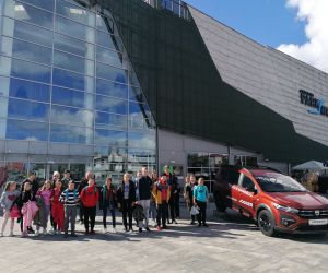 Uczniowie wraz z opiekunami przed budynkiem Parku Wodnego w Chełmie