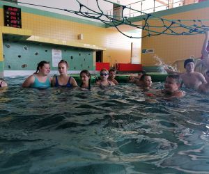 Uczniowie w basenie