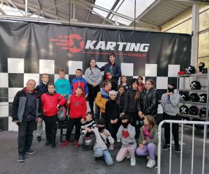 Przeszkolona grupa uczniów z opiekunem w oczekiwaniu na jazdę na gokartach