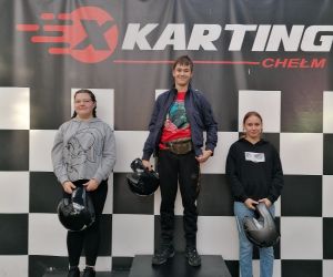 Trzech uczniów z najlepszym czasem w jeździe na podium- grupa starsza