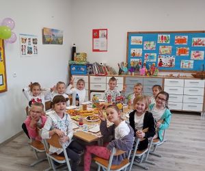 Wspólny poczęstunek przy stole