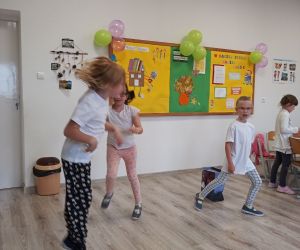 Trzy dziewczynki tańczą