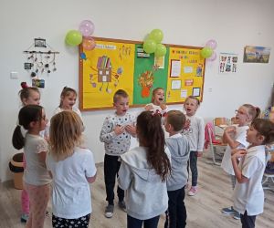 Uczniowie śpiewają piosenkę