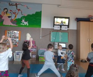 Przedszkolaki ćwiczą na podstawie filmu treningowego