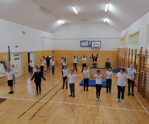 Uczniowie klas starszych ćwiczą pajacyki