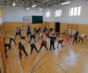 Grupa starsza 4-8 w czasie rozgrzewki