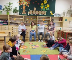 Wychowawczyni klasy 1 prezentuje dzieciom wiersz Marii Konopnickiej ''Co słonko widziało''