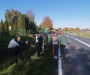 Uczniowie klas starszych IV-VII z workami śmieci spod świetlicy wiejskiej