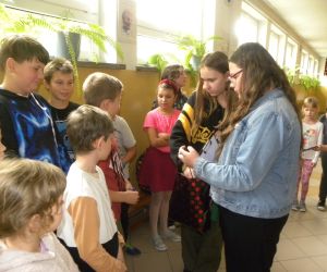 Dziewczyny rozdają słodki upominek chłopcom