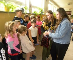 Dziewczyny rozdają słodki upominek chłopcom