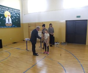 Dyrektor Szkoły wręcza nagrodę za zdobycie I miejsca w grupie starszej