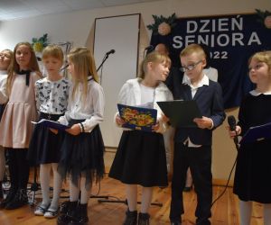 Dzieci przygotowują się do występu