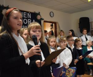 Siostry w wykonaniu piosenki '' W kalendarzu jest taki dzień..''