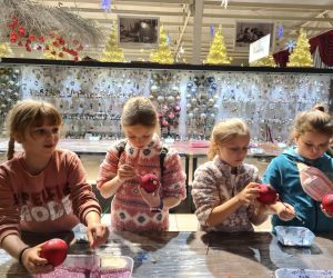 Uczniowie na warsztatach zdobienie bombek