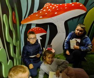 Uczniowie w interaktywnym lesie