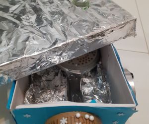 Konstrukcja z kartonu i folii aluminiowej.