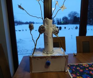 Konstrukcja z kartonu, gałęzi i folii aluminiowej