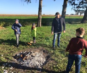 Uczniowie z Panem Wójtem pieką kiełbaski w ognisku